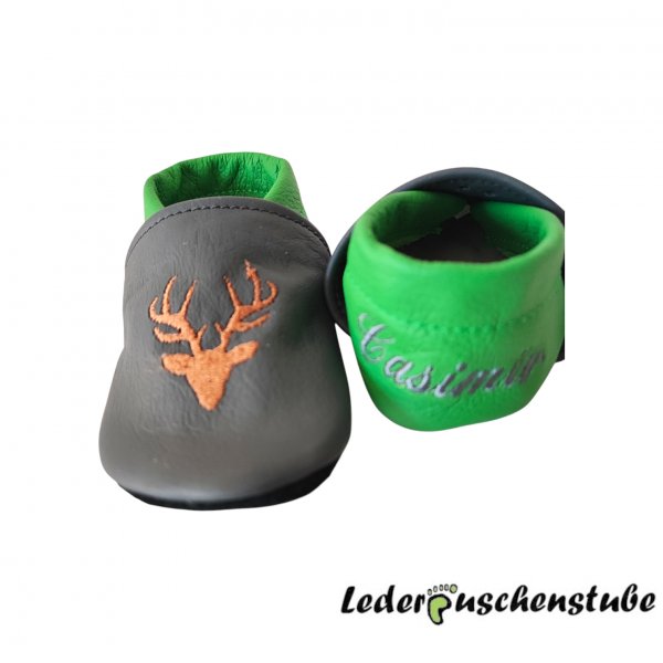 Lederpuschen anthrazit-mittelgrün, Stickerei Hirsch (braun), mit Namen Ferse (anthrazit)